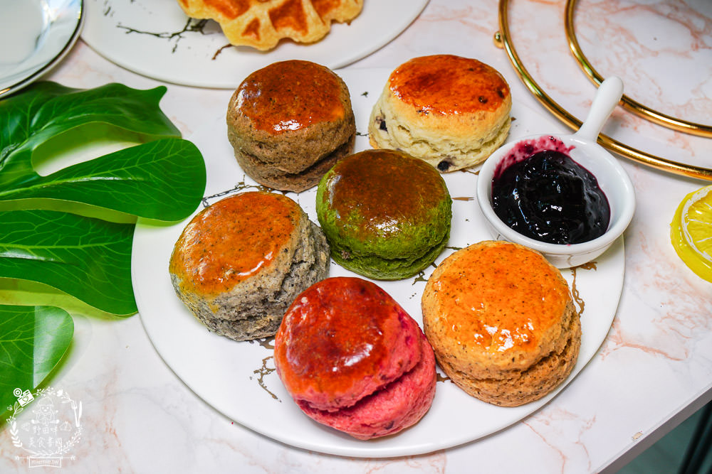 高雄[蒔遇Daily Green]隱藏在秘密花園的網美甜點店!蝦皮人氣第一名的18種口味司康?繽紛網美霜淇淋超好拍照!