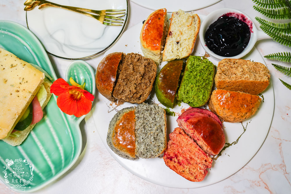 高雄[蒔遇Daily Green]隱藏在秘密花園的網美甜點店!蝦皮人氣第一名的18種口味司康?繽紛網美霜淇淋超好拍照!