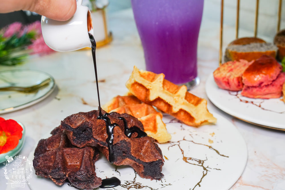 高雄[蒔遇Daily Green]隱藏在秘密花園的網美甜點店!蝦皮人氣第一名的18種口味司康?繽紛網美霜淇淋超好拍照!