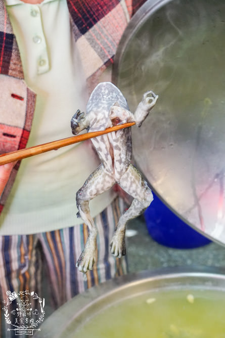 高雄40年蒜頭田雞湯|在地饕客讚不絕口的人氣肥美青蛙湯!看似恐怖卻無敵美味的補湯?