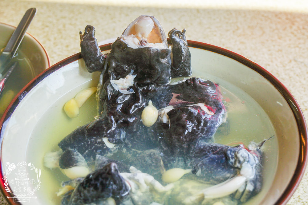 高雄40年蒜頭田雞湯|在地饕客讚不絕口的人氣肥美青蛙湯!看似恐怖卻無敵美味的補湯?