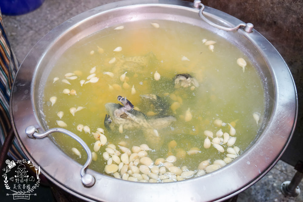 高雄40年蒜頭田雞湯|在地饕客讚不絕口的人氣肥美青蛙湯!看似恐怖卻無敵美味的補湯?
