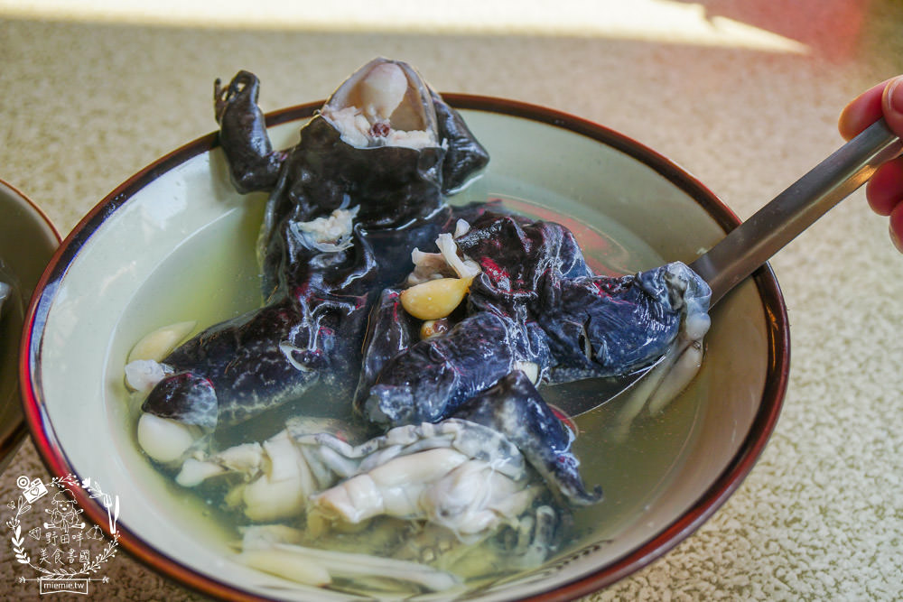 高雄40年蒜頭田雞湯|在地饕客讚不絕口的人氣肥美青蛙湯!看似恐怖卻無敵美味的補湯?