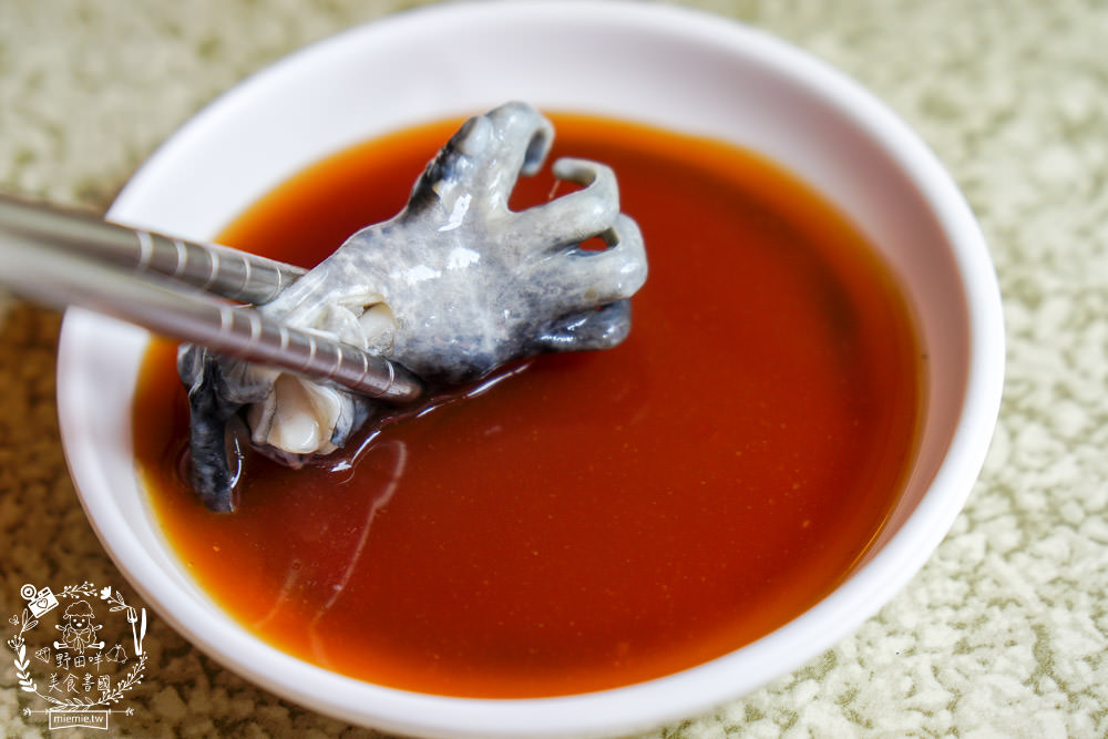 高雄40年蒜頭田雞湯|在地饕客讚不絕口的人氣肥美青蛙湯!看似恐怖卻無敵美味的補湯?