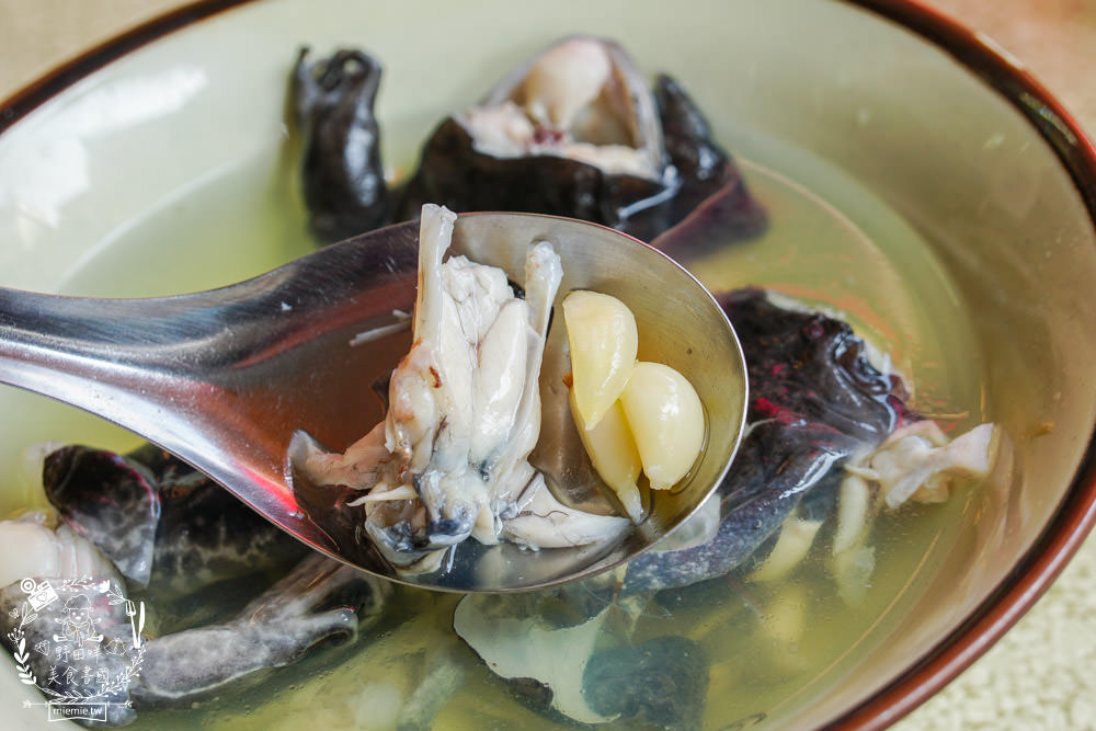 高雄40年蒜頭田雞湯|在地饕客讚不絕口的人氣肥美青蛙湯!看似恐怖卻無敵美味的補湯?