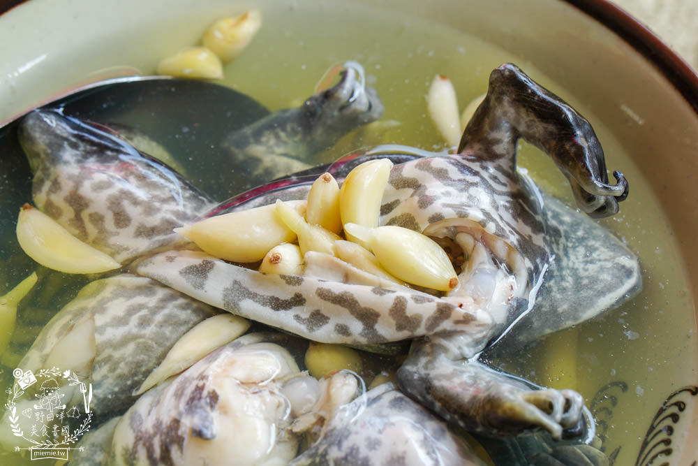 高雄40年蒜頭田雞湯|在地饕客讚不絕口的人氣肥美青蛙湯!看似恐怖卻無敵美味的補湯?