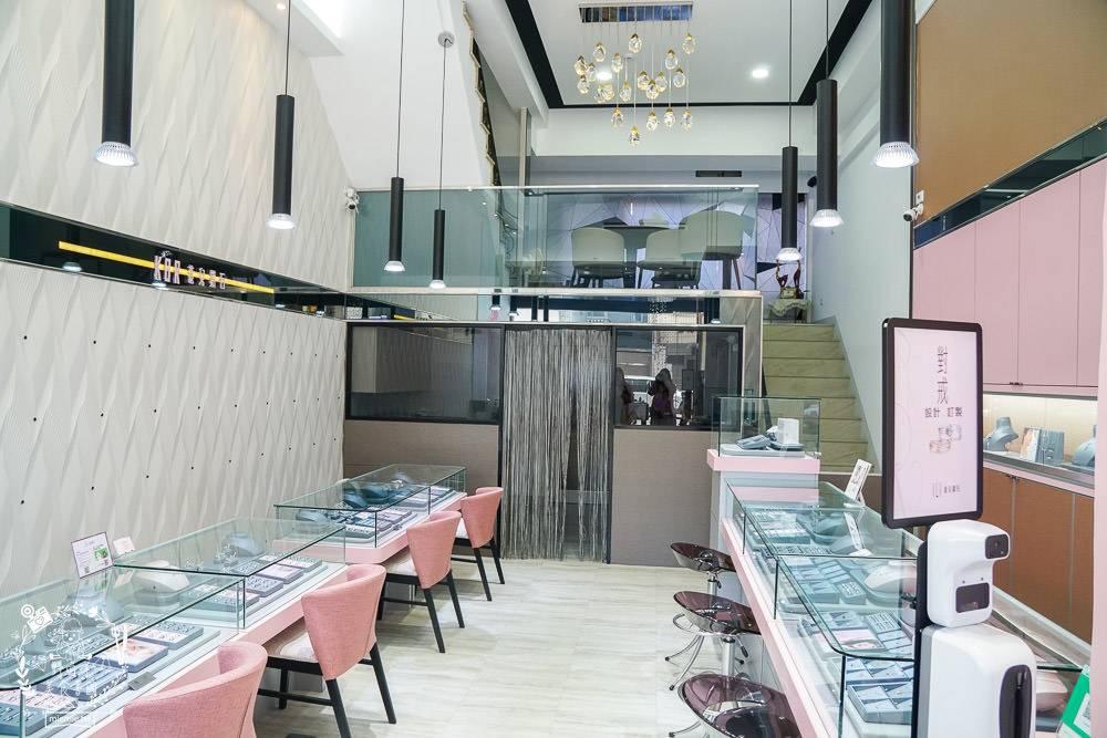 高雄鑽戒推薦[KOR蔻兒鑽石]全台最多設計款式的平價對戒!一條龍客製化貼心服務!高雄結婚對戒推薦!