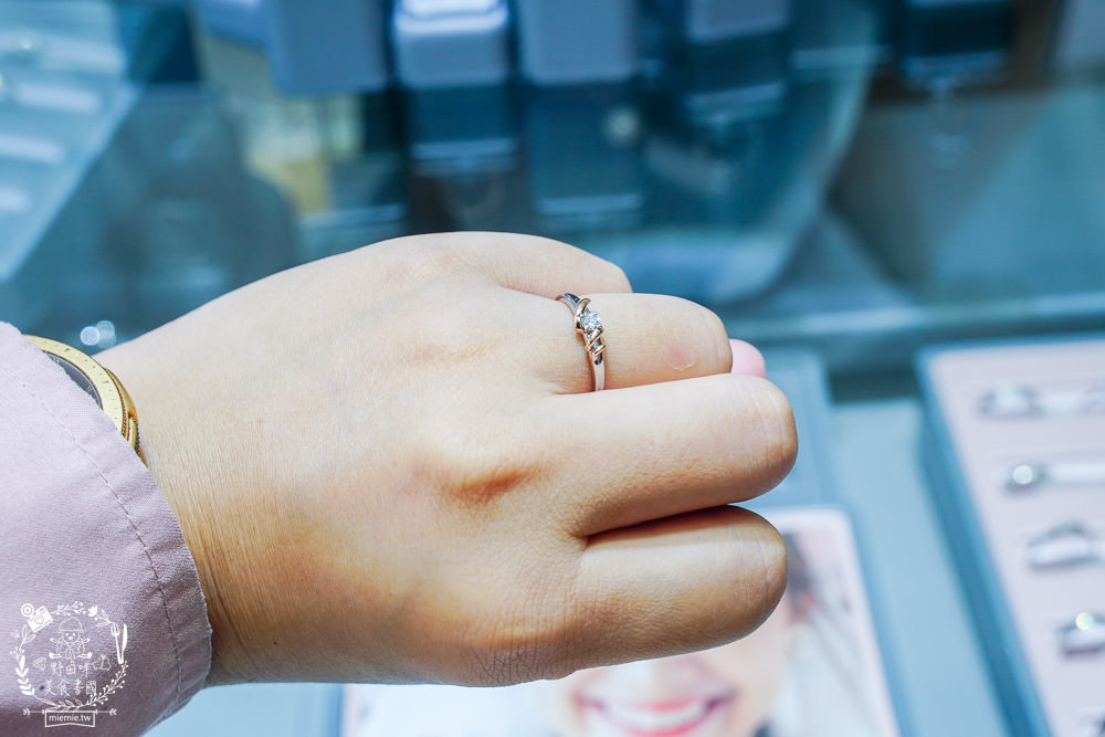 高雄鑽戒推薦[KOR蔻兒鑽石]全台最多設計款式的平價對戒!一條龍客製化貼心服務!高雄結婚對戒推薦!