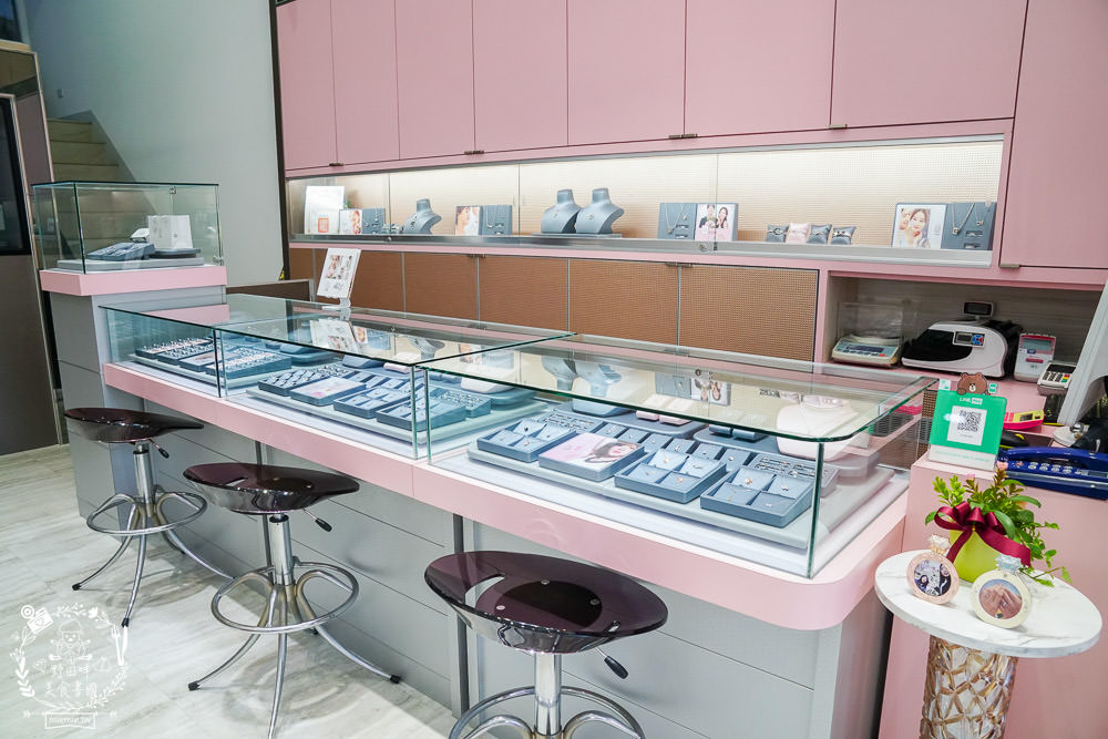 高雄鑽戒推薦[KOR蔻兒鑽石]全台最多設計款式的平價對戒!一條龍客製化貼心服務!高雄結婚對戒推薦!