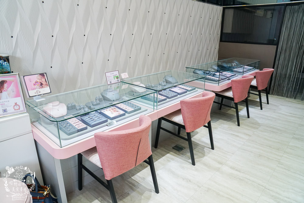 高雄鑽戒推薦[KOR蔻兒鑽石]全台最多設計款式的平價對戒!一條龍客製化貼心服務!高雄結婚對戒推薦!