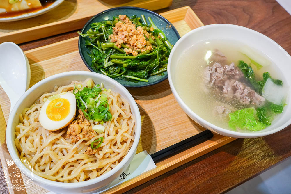 高雄[裹麵楠梓店]文青淡雅的夢幻麵店!超好拍照的網美麵店!牛肉乾拌麵銷魂必點!