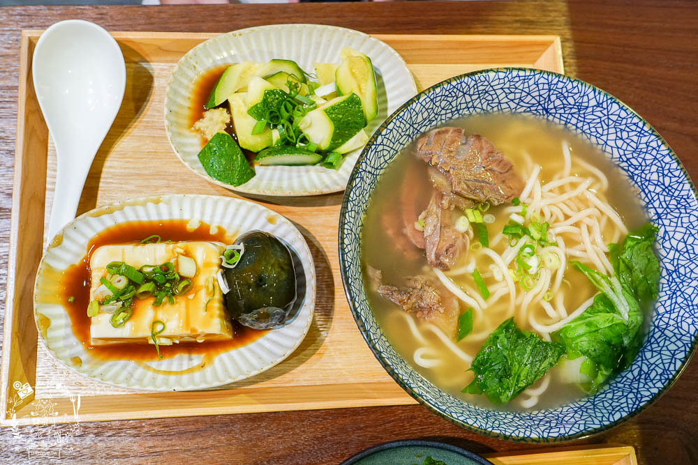 高雄[裹麵楠梓店]文青淡雅的夢幻麵店!超好拍照的網美麵店!牛肉乾拌麵銷魂必點!