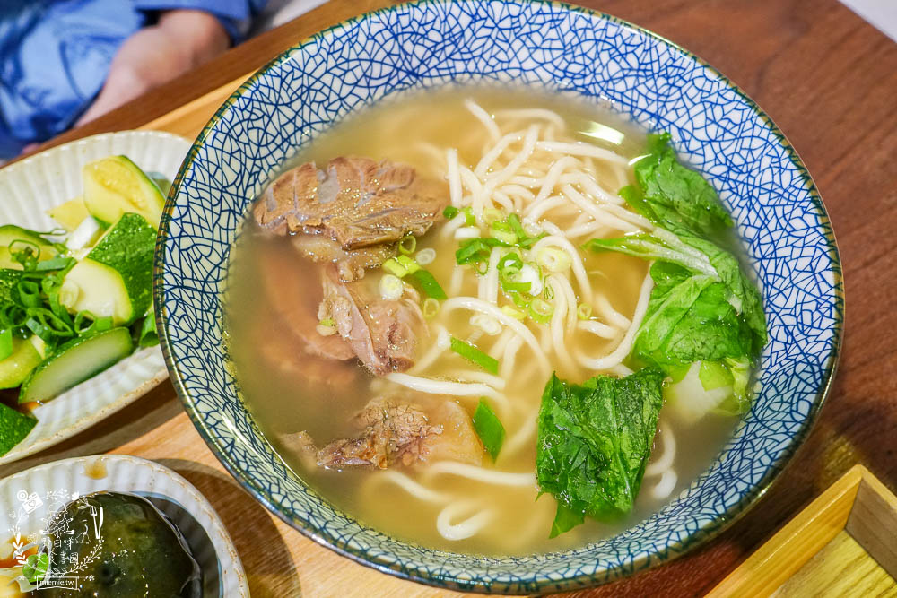 高雄[裹麵楠梓店]文青淡雅的夢幻麵店!超好拍照的網美麵店!牛肉乾拌麵銷魂必點!