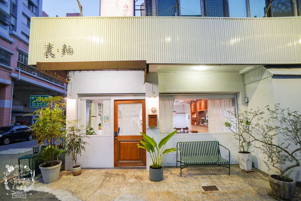 高雄[裹麵楠梓店]文青淡雅的夢幻麵店!超好拍照的網美麵店!牛肉乾拌麵銷魂必點!