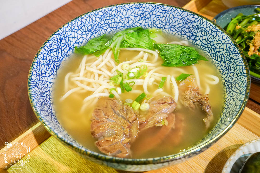 高雄[裹麵楠梓店]文青淡雅的夢幻麵店!超好拍照的網美麵店!牛肉乾拌麵銷魂必點!