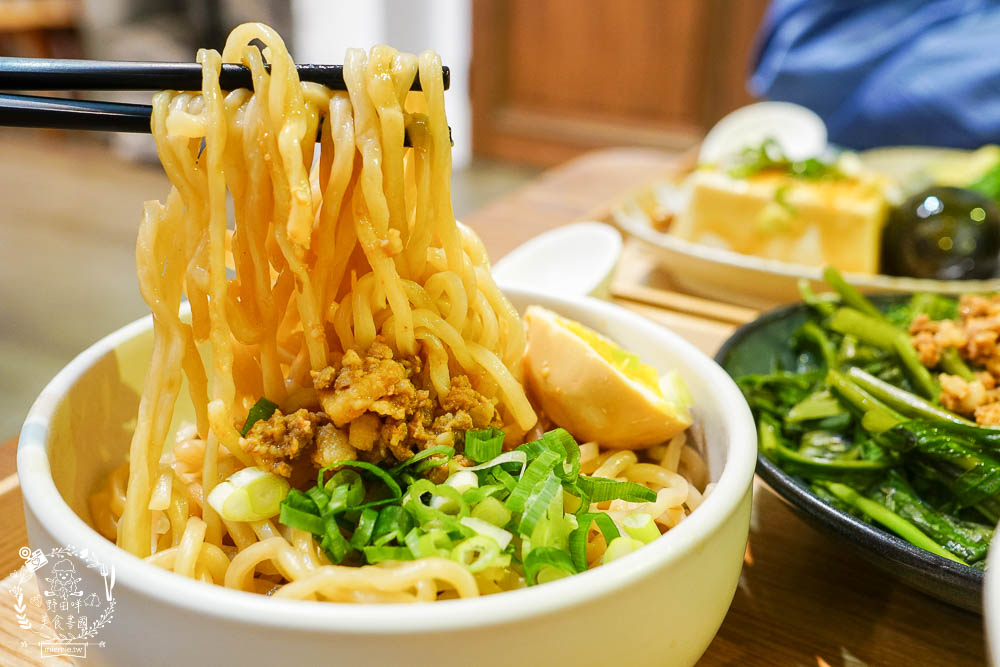 高雄[裹麵楠梓店]文青淡雅的夢幻麵店!超好拍照的網美麵店!牛肉乾拌麵銷魂必點!