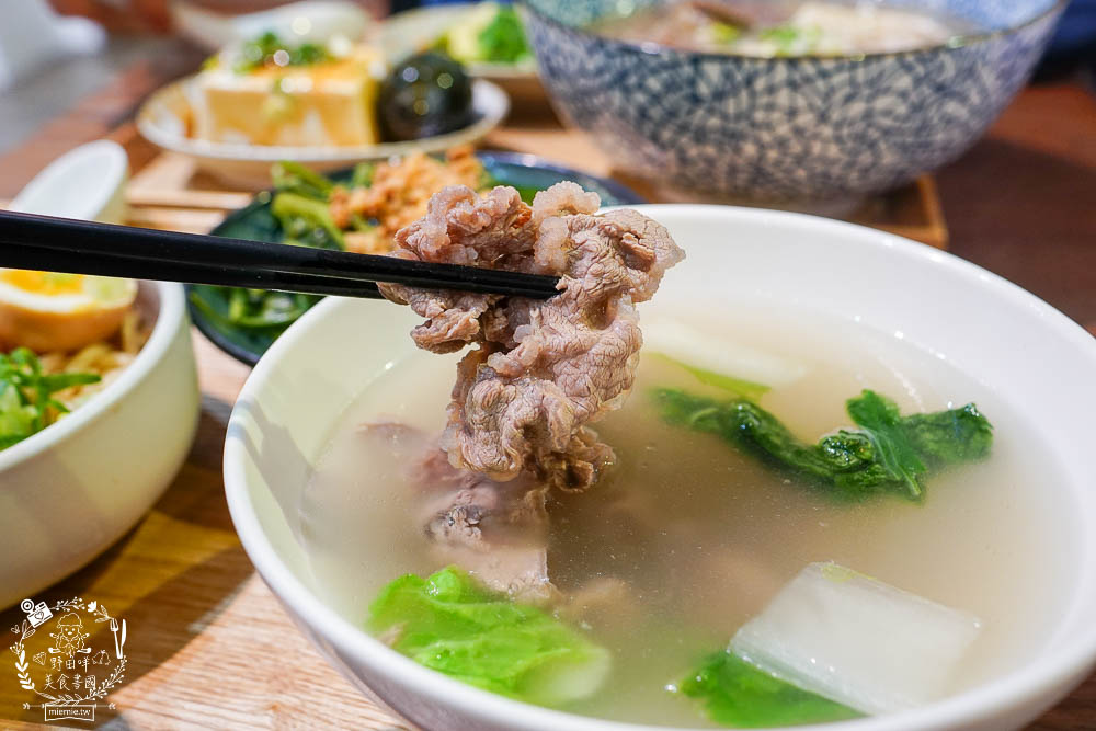 高雄[裹麵楠梓店]文青淡雅的夢幻麵店!超好拍照的網美麵店!牛肉乾拌麵銷魂必點!