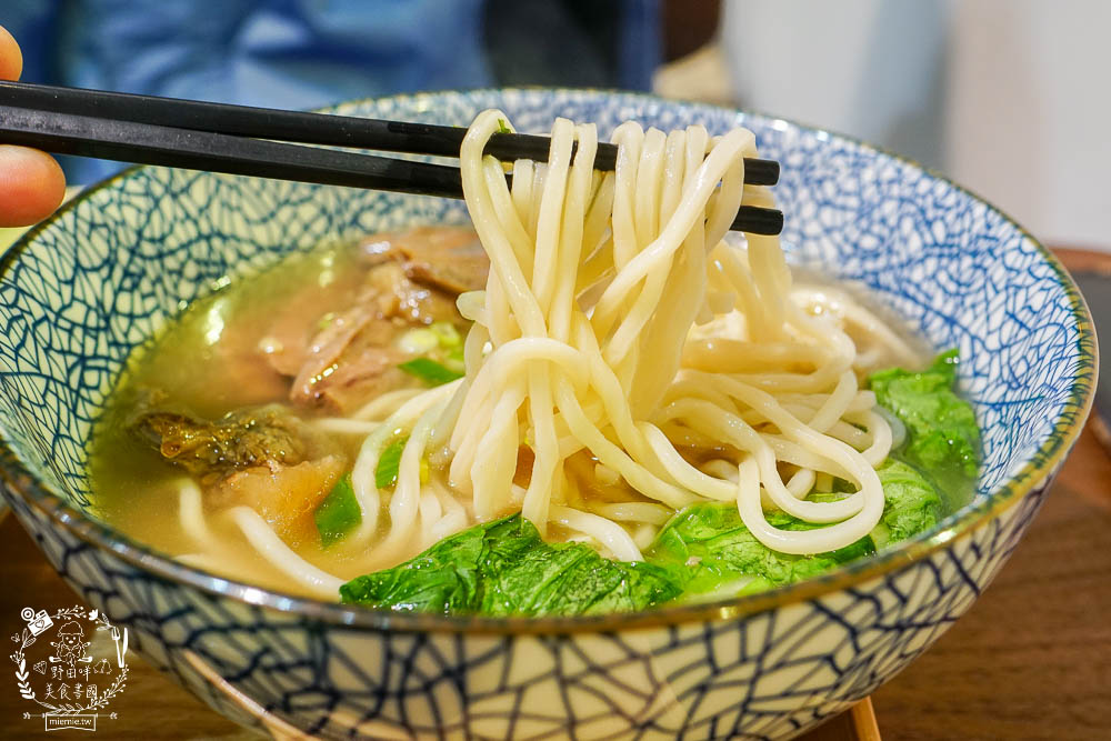 高雄[裹麵楠梓店]文青淡雅的夢幻麵店!超好拍照的網美麵店!牛肉乾拌麵銷魂必點!