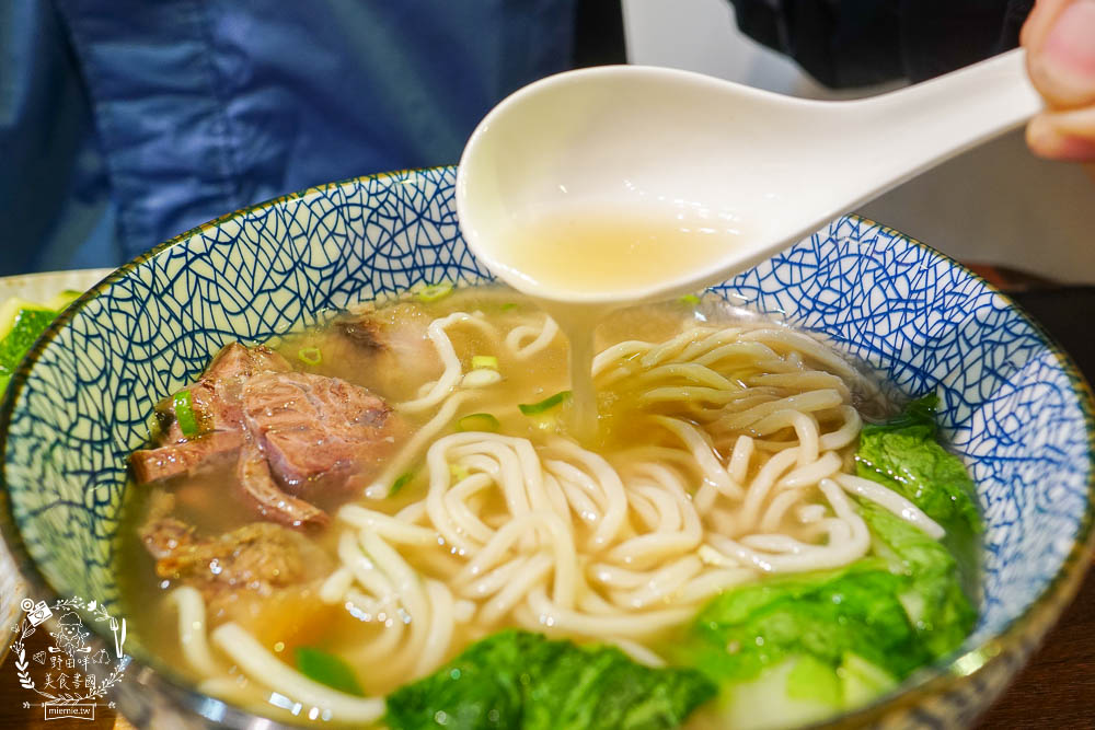 高雄[裹麵楠梓店]文青淡雅的夢幻麵店!超好拍照的網美麵店!牛肉乾拌麵銷魂必點!