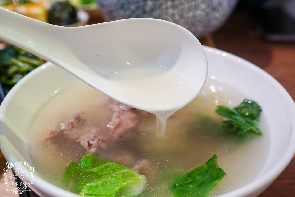 高雄[裹麵楠梓店]文青淡雅的夢幻麵店!超好拍照的網美麵店!牛肉乾拌麵銷魂必點!