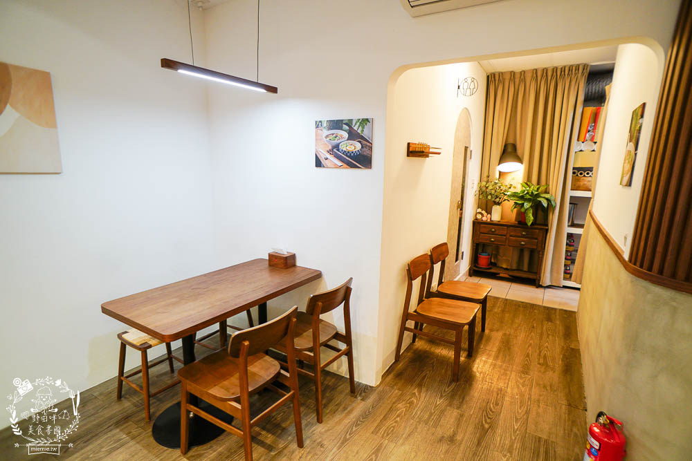 高雄[裹麵楠梓店]文青淡雅的夢幻麵店!超好拍照的網美麵店!牛肉乾拌麵銷魂必點!