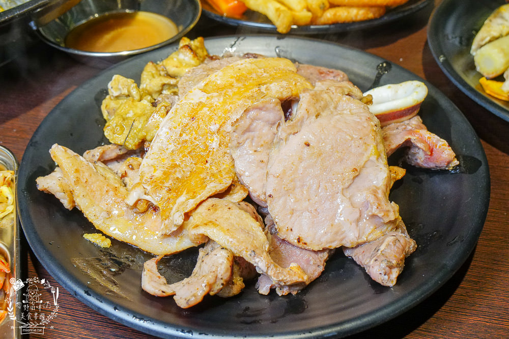 高雄[豬對有韓式烤肉吃到飽]高達70種食材選項!還有銷魂痛風鍋?!