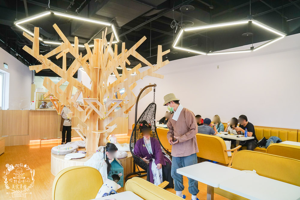 台北貓咪餐廳[貓樂貓咖啡信義遠百店]居然有12隻超可愛的萌系貓咪陪同用餐玩樂!連小朋友都可以進去唷～