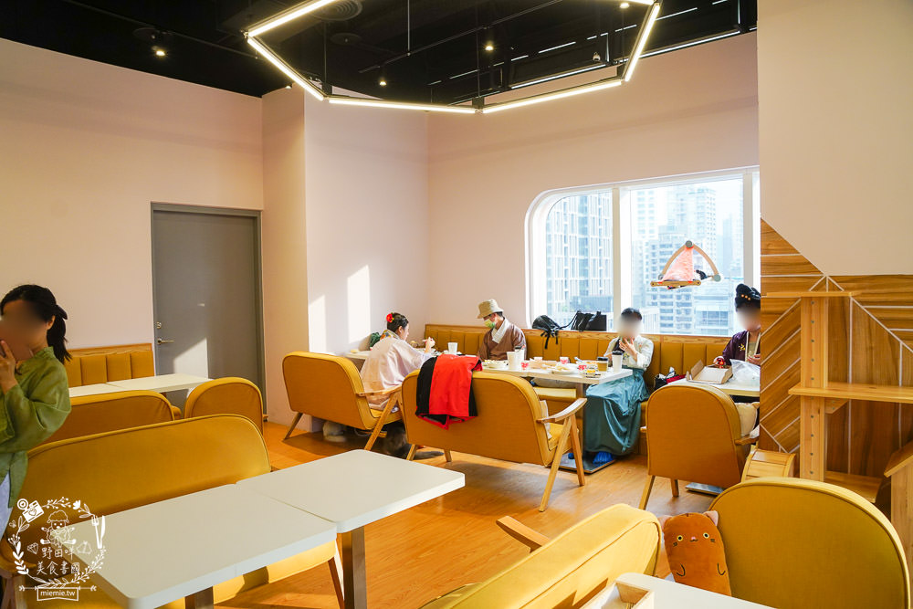 台北貓咪餐廳[貓樂貓咖啡信義遠百店]居然有12隻超可愛的萌系貓咪陪同用餐玩樂!連小朋友都可以進去唷～