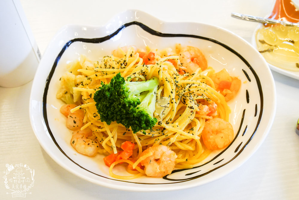 台北貓咪餐廳[貓樂貓咖啡信義遠百店]居然有12隻超可愛的萌系貓咪陪同用餐玩樂!連小朋友都可以進去唷～