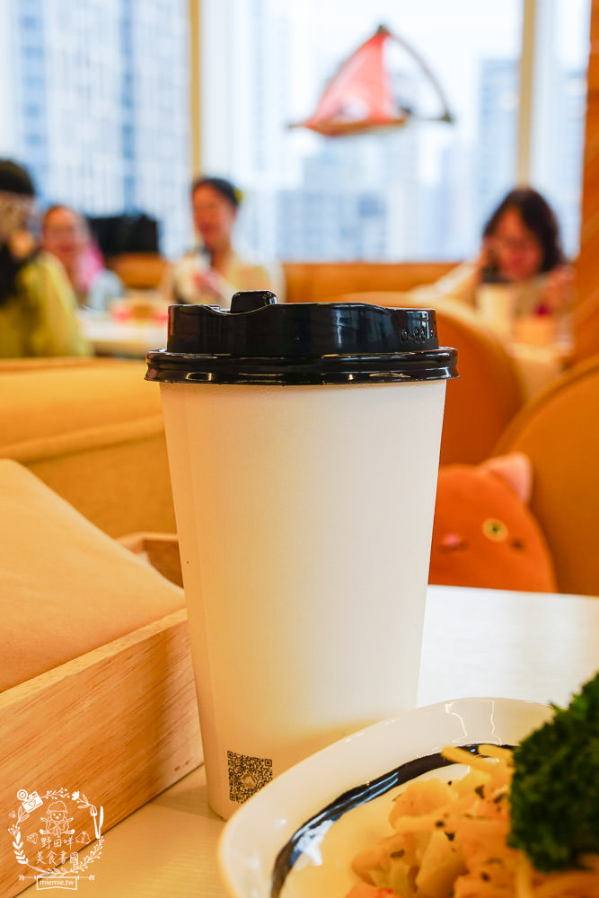 台北貓咪餐廳[貓樂貓咖啡信義遠百店]居然有12隻超可愛的萌系貓咪陪同用餐玩樂!連小朋友都可以進去唷～