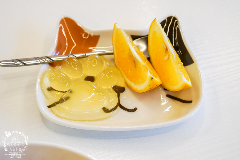 台北貓咪餐廳[貓樂貓咖啡信義遠百店]居然有12隻超可愛的萌系貓咪陪同用餐玩樂!連小朋友都可以進去唷～