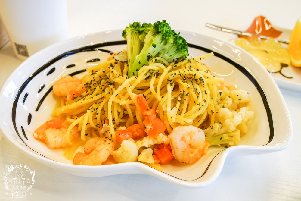 台北貓咪餐廳[貓樂貓咖啡信義遠百店]居然有12隻超可愛的萌系貓咪陪同用餐玩樂!連小朋友都可以進去唷～