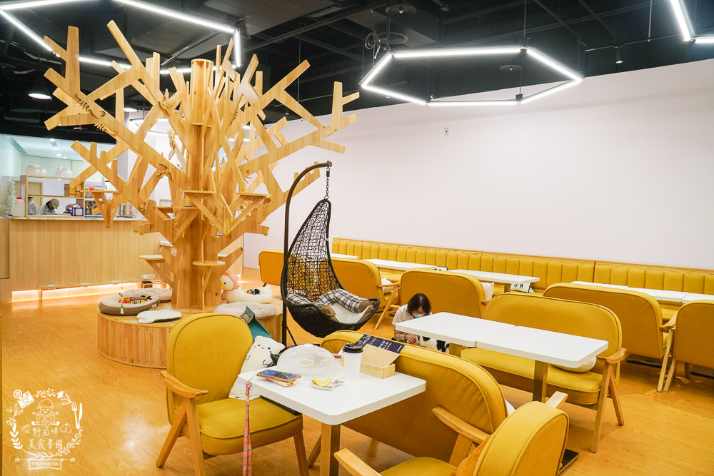 台北貓咪餐廳[貓樂貓咖啡信義遠百店]居然有12隻超可愛的萌系貓咪陪同用餐玩樂!連小朋友都可以進去唷～