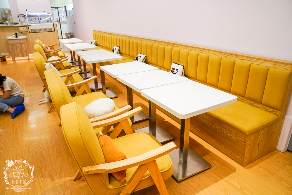 台北貓咪餐廳[貓樂貓咖啡信義遠百店]居然有12隻超可愛的萌系貓咪陪同用餐玩樂!連小朋友都可以進去唷～