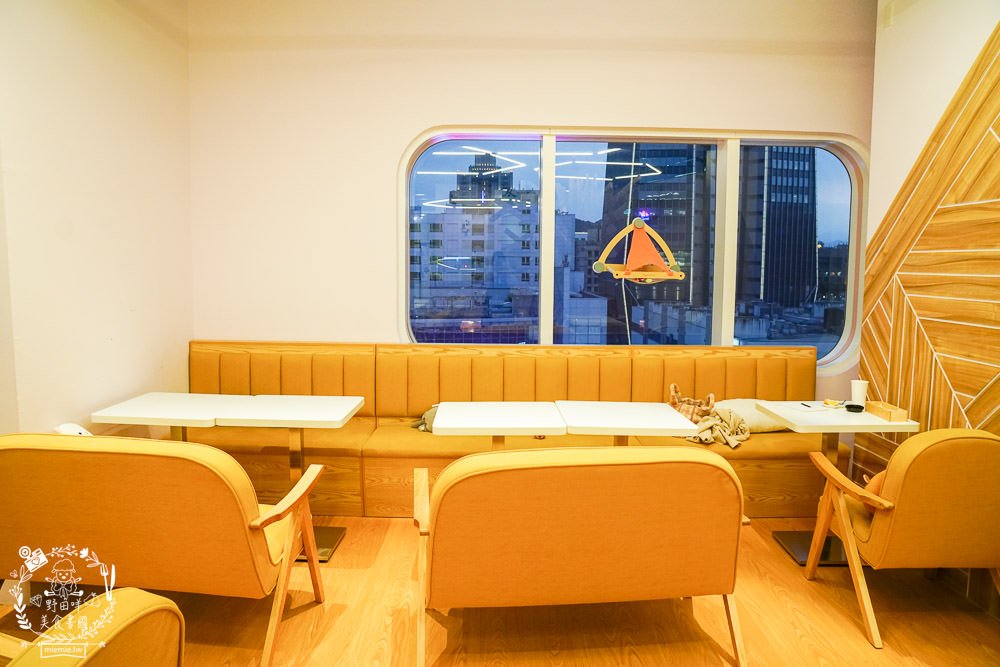 台北貓咪餐廳[貓樂貓咖啡信義遠百店]居然有12隻超可愛的萌系貓咪陪同用餐玩樂!連小朋友都可以進去唷～