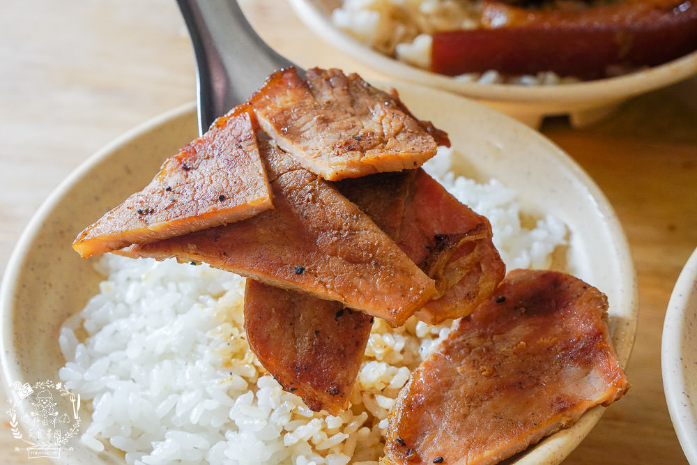 高雄賀家燒肉飯滷肉飯!清晨可以當早餐的排隊小吃?平日也大排長龍的高CP值燒肉飯! - 第16張圖 高雄賀家燒肉飯滷肉飯!清晨可以當早餐的排隊小吃?平日也大排長龍的高CP值燒肉飯!