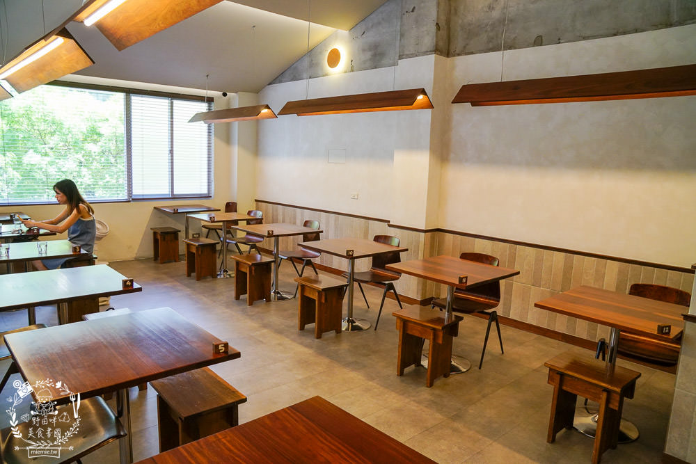 高雄[趕鴨子上桌鹽水鴨專門店]新崛江超人氣文青又好拍的鴨肉店!用餐時間人潮超多！