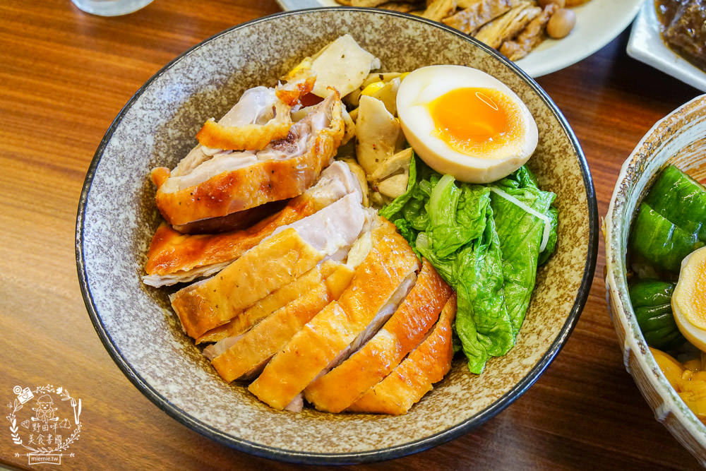 高雄[趕鴨子上桌鹽水鴨專門店]新崛江超人氣文青又好拍的鴨肉店!用餐時間人潮超多！