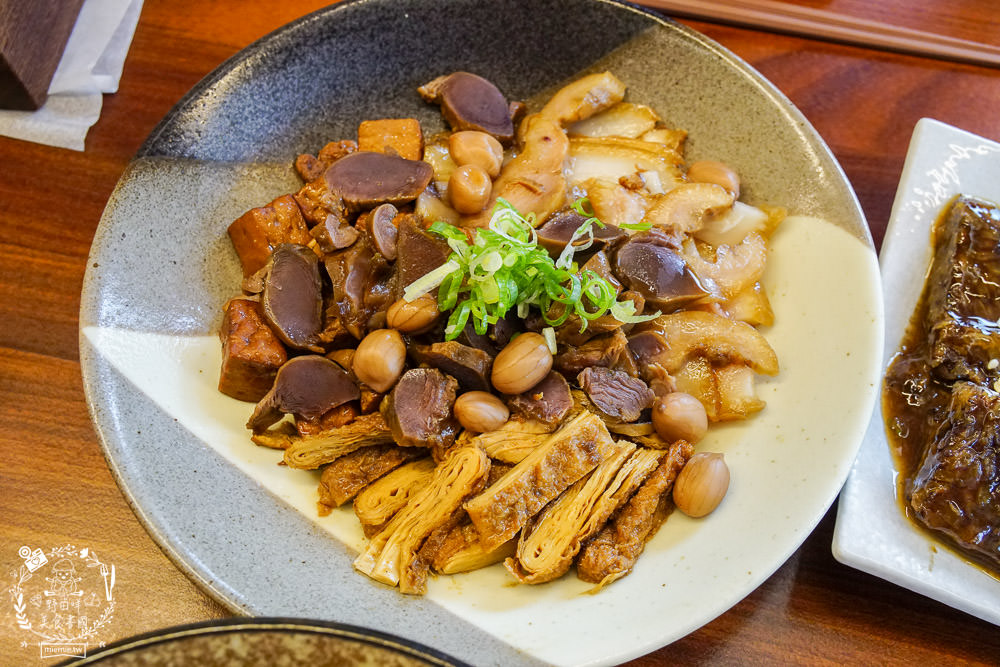 高雄[趕鴨子上桌鹽水鴨專門店]新崛江超人氣文青又好拍的鴨肉店!用餐時間人潮超多！