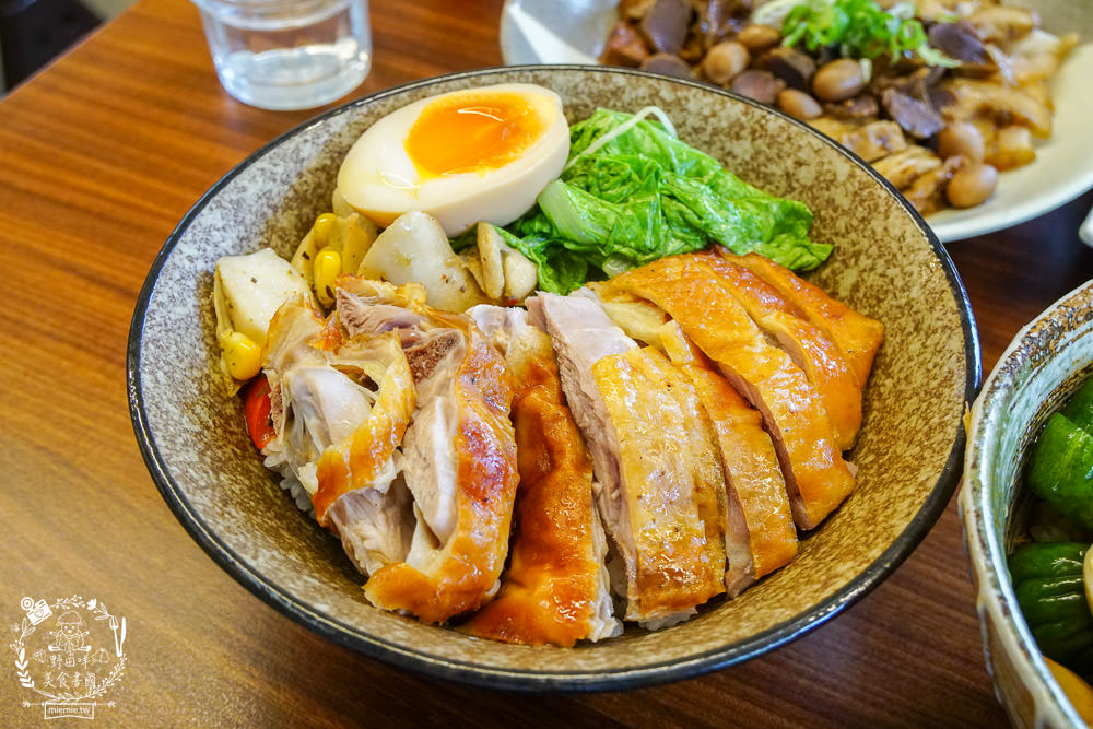 高雄[趕鴨子上桌鹽水鴨專門店]新崛江超人氣文青又好拍的鴨肉店!用餐時間人潮超多！