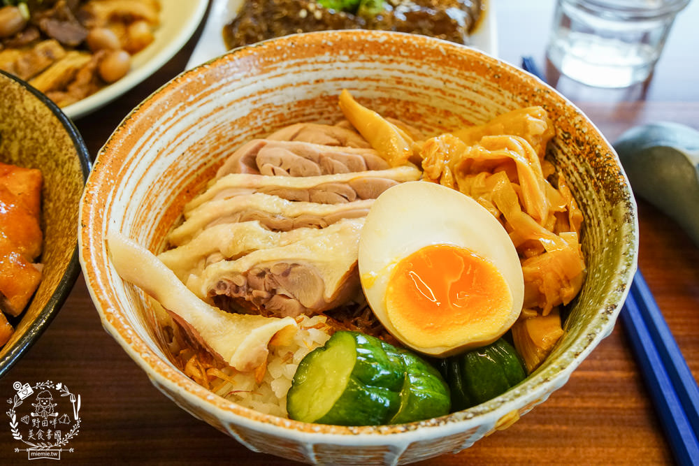 高雄[趕鴨子上桌鹽水鴨專門店]新崛江超人氣文青又好拍的鴨肉店!用餐時間人潮超多！