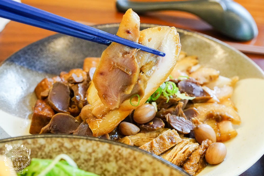 高雄[趕鴨子上桌鹽水鴨專門店]新崛江超人氣文青又好拍的鴨肉店!用餐時間人潮超多！