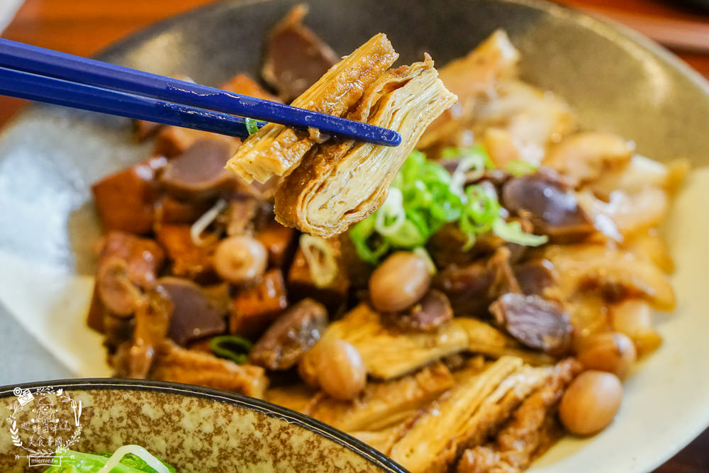 高雄[趕鴨子上桌鹽水鴨專門店]新崛江超人氣文青又好拍的鴨肉店!用餐時間人潮超多！