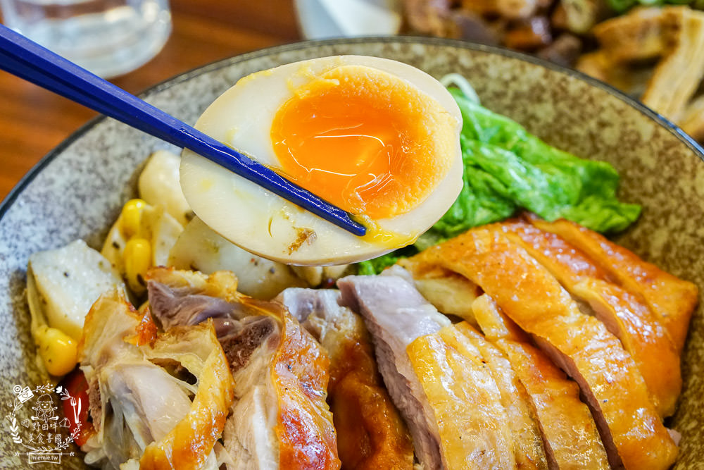 高雄[趕鴨子上桌鹽水鴨專門店]新崛江超人氣文青又好拍的鴨肉店!用餐時間人潮超多！