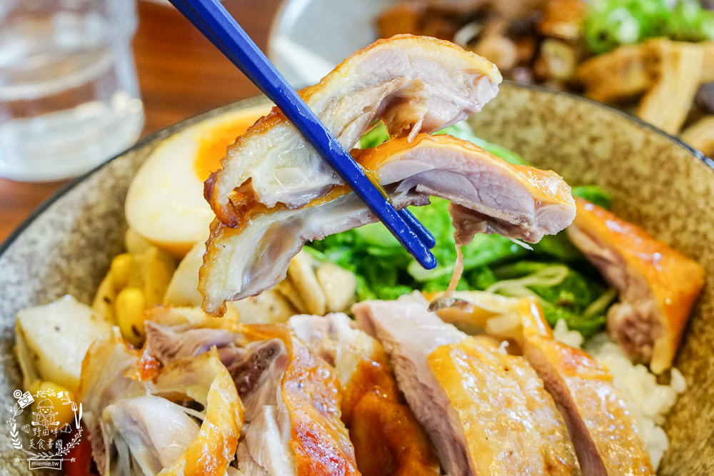 高雄[趕鴨子上桌鹽水鴨專門店]新崛江超人氣文青又好拍的鴨肉店!用餐時間人潮超多！