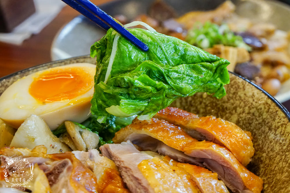 高雄[趕鴨子上桌鹽水鴨專門店]新崛江超人氣文青又好拍的鴨肉店!用餐時間人潮超多！