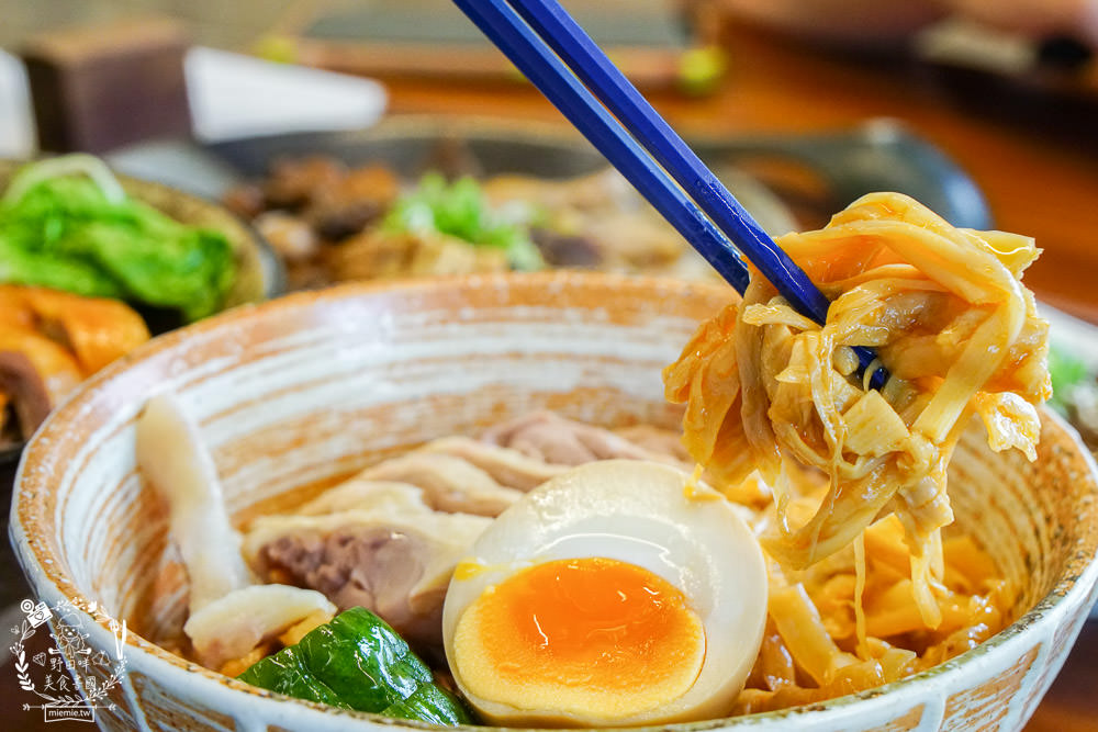 高雄[趕鴨子上桌鹽水鴨專門店]新崛江超人氣文青又好拍的鴨肉店!用餐時間人潮超多！