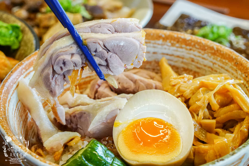 高雄[趕鴨子上桌鹽水鴨專門店]新崛江超人氣文青又好拍的鴨肉店!用餐時間人潮超多！