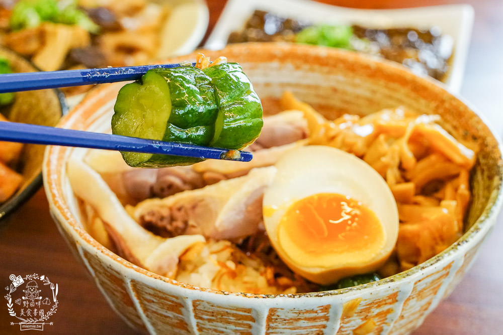 高雄[趕鴨子上桌鹽水鴨專門店]新崛江超人氣文青又好拍的鴨肉店!用餐時間人潮超多！