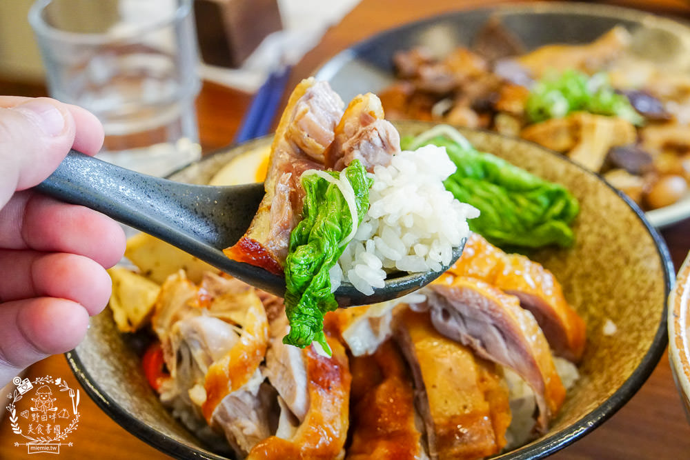 高雄[趕鴨子上桌鹽水鴨專門店]新崛江超人氣文青又好拍的鴨肉店!用餐時間人潮超多！